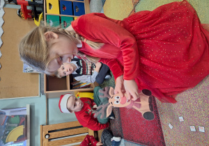 dziewczynka karmi renifera