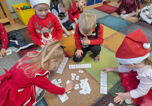 dzieci układają rytmy obrazkowe