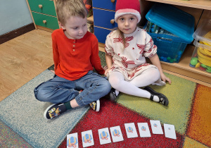 dzieci ułożyły obrazki od najmniejszego no największego