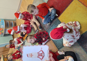 dzieci wykonują pozycje Mikołaja