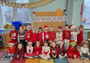 dzieci pozują do zdjęcia