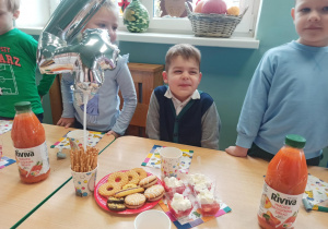 dzieci śpiewają solenizantowi STO LAT