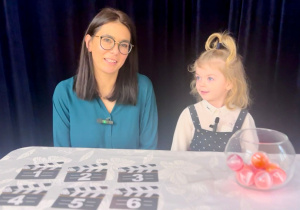 Pani Ania i Hania podczas losowania.