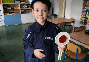 Chłopiec w stroju policjanta.