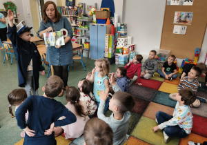 Dzieci poznaja sygnały wydawane przez policjanta.