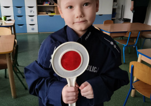 Chłopiec w stroju policjanta.