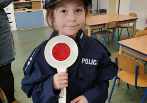 Dziewczynka w stroju policjanta.