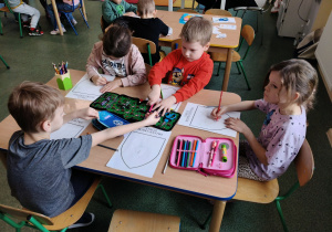 Dzieci rysują to co kojarzy im się z bezpieczeństwem.