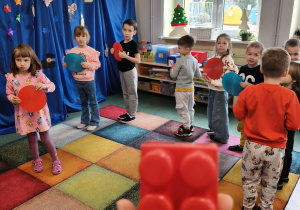 Dzieci podczas zabawy ruchowej.