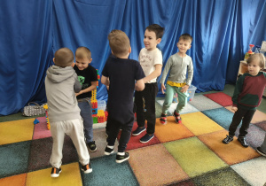 Dzieci podczas zabawy ruchowej.