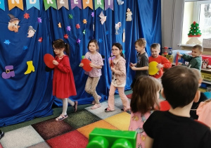 Dzieci podczas zabawy ruchowej.