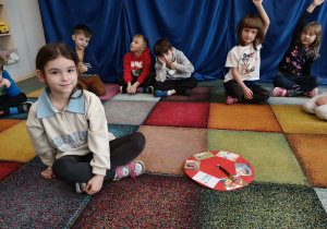 Dziewczynka udziela odpowiedzi do wylosowanego na kole odrazka.