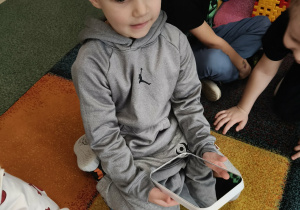 Chłopiec ogląda swoje odbicie w lusterku.