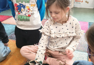 Dzieci podczas zabawy sensorycznej.