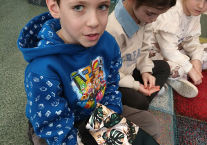 Dzieci podczas zabawy sensorycznej.