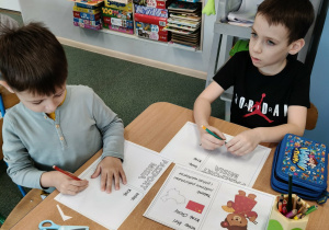 Dzieci wykonują pracę plastyczną.