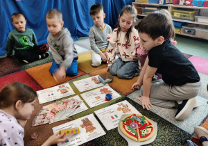 Dzieci poznają misie z różnych krajów.
