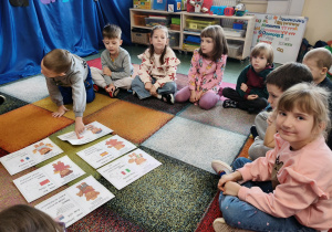 Dzieci dopasowują atrybuty do własciwych misiów.