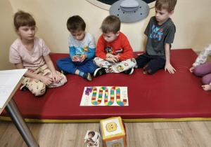 Dzieci poznają zasady gry planszowej.