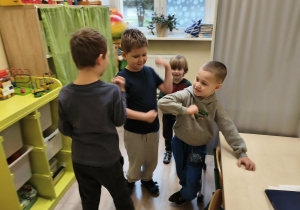 Dzieci uczestniczą w zabawie powitalnej.