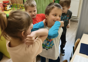 Dzieci uczestniczą w zabawie powitalnej.