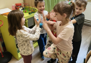 Dzieci uczestniczą w zabawie powitalnej.