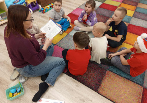 Dzieci słuchaja opowiadania.