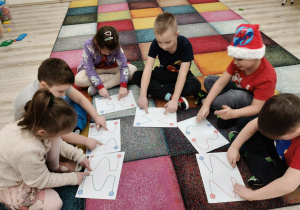 Dzieci wykonują ćwiczenia usprawniające pracę obu półkul mózgowych.