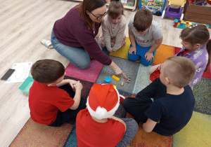 Dzieci uczestniczą w zabawie "Czego brakuje?".