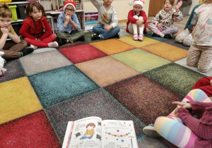 Dzieci słuchają opowiadania.