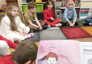 Dzieci słuchają opowiadania.