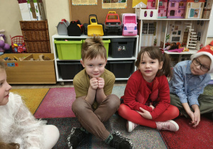 Chłopiec prezentuje emocję - strach.