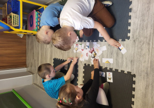 Dzieci z trakcie układania Mikołaja z 4 - elementów.