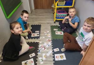 Dzieci w trakcie układania Mikołaja z4 -elementów.