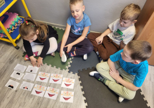 Dzieci rozpoznają i nazywają widoczne emocje.