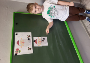 Mikołaj dobiera i układa obrazek z odp. emocją Mikołaja