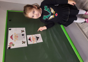 Helena dobiera i układa obrazek z odp. emocją Mikołaja