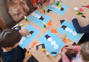 dzieci wycinają kształty