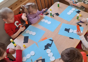 dzieci robią prace plastyczną