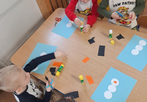 dzieci naklejają waciki