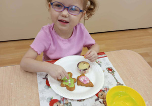 Dziewczynka dekoruje pierniki.