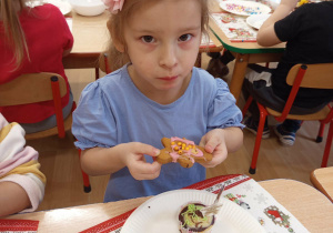 Dziewczynka smakuje pierniki.