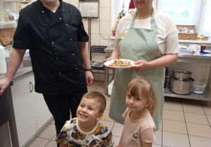 Dzieci podarowały babeczki i pierniki pracownikom przedszkola.