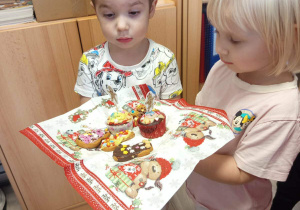 Dzieci podarowały babeczki i pierniki pracownikom przedszkola.