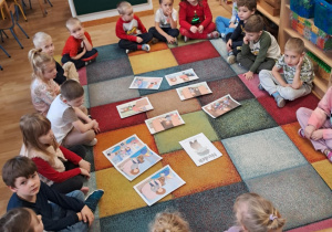 Dzieci słuchają opowiadania