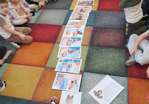 dzieci układają historyjkę obrazkową