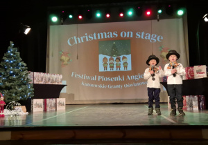 Dwaj chłopcy w śpiewają na scenie