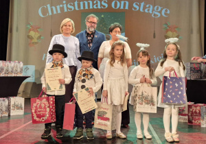 Dzieci z nagrodami i dyplomami w towarzystwie organizatorów festiwalu