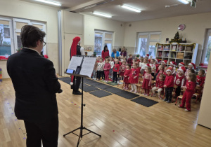 Na widowni stoją dzieci, przed nimi muzycy prezentują klarnet