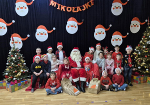 Dzieci pozują do zdjęcia z Mikołajem